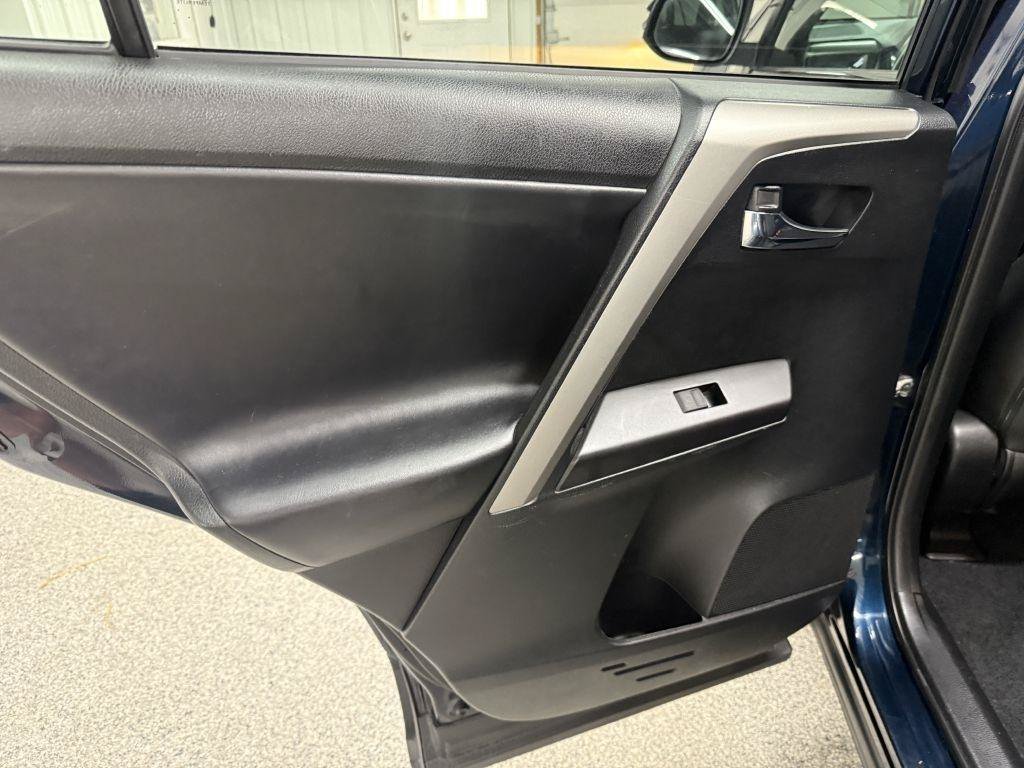 Used 2018 Toyota RAV4 XLE AWD/4WD image 26