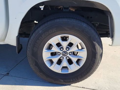 Used 2024 Nissan Frontier SV image 13