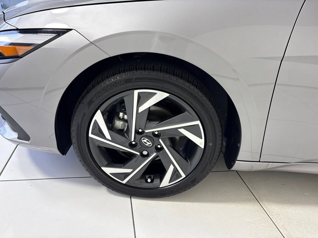 New 2025 Hyundai Elantra SEL FWD image 9
