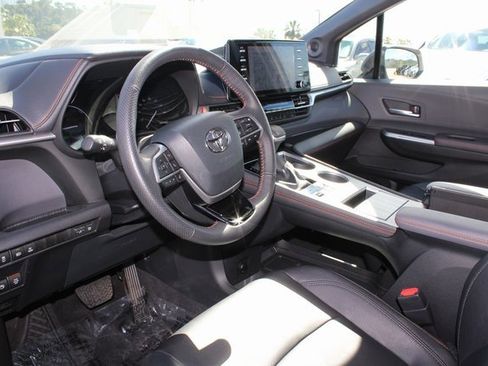 Used 2023 Toyota Sienna XSE w/ XSE Plus Package image 13