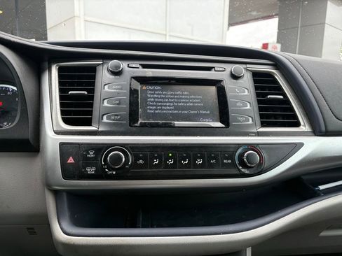 Used 2017 Toyota Highlander LE w/ Carpet Mat Package FWD image 2