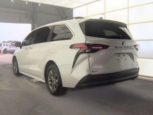 Used 2022 Toyota Sienna XLE w/ XLE Plus Package FWD image 5