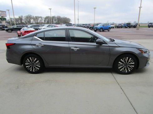Used 2024 Nissan Altima 2.5 SV FWD image 6