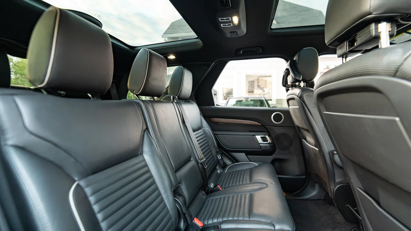 Used 2020 Land Rover Discovery HSE AWD/4WD image 16