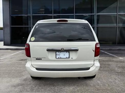 Used 2005 Chrysler Town & Country FWD image 5