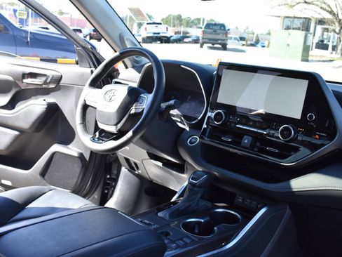 Used 2024 Toyota Highlander Limited image 32