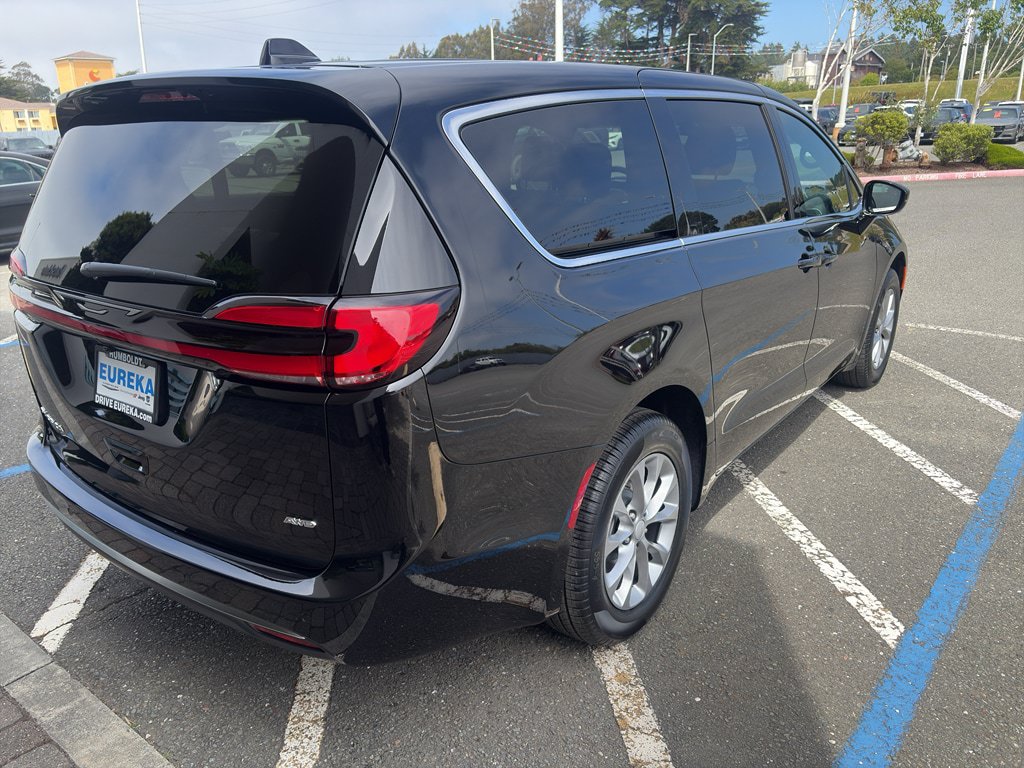 New 2027 Chrysler Pacifica Select w/ Family Tech Group AWD/4WD image 20