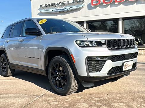 New 2026 Jeep Grand Cherokee Laredo image 1