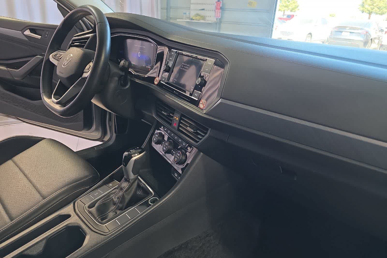 Used 2024 Volkswagen Jetta SE FWD image 17