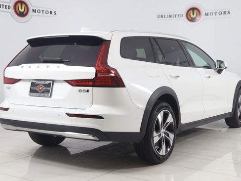 Used 2024 Volvo V60 B5 Cross Country Plus image 3