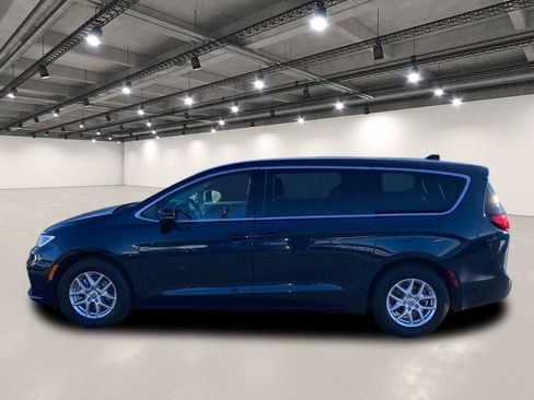 Used 2023 Chrysler Pacifica Touring-L FWD image 4