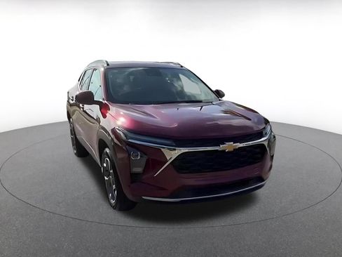 Used 2025 Chevrolet Trax LT FWD image 3