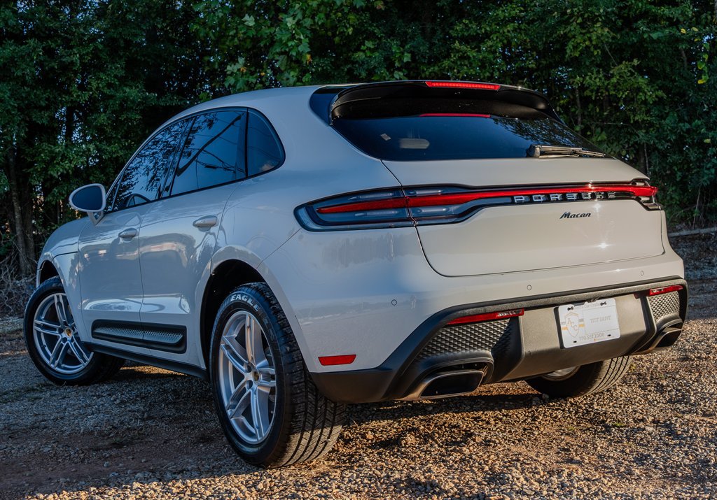 Used 2022 Porsche Macan AWD/4WD image 3