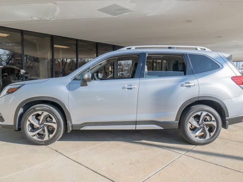 Used 2023 Subaru Forester Touring image 4