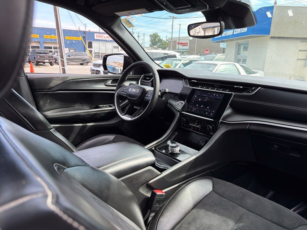 Used 2024 Jeep Grand Cherokee Altitude RWD image 16