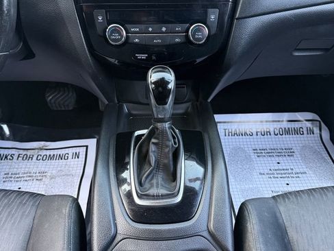 Used 2019 Nissan Rogue SV image 16