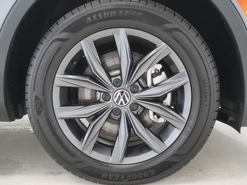 Used 2022 Volkswagen Tiguan SE AWD/4WD image 29