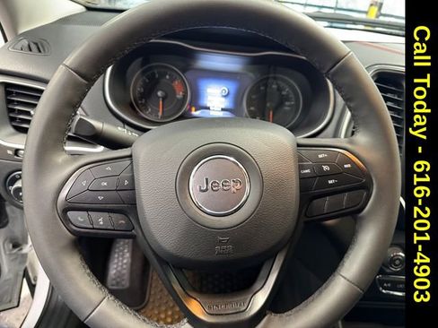 Used 2022 Jeep Cherokee Trailhawk image 19