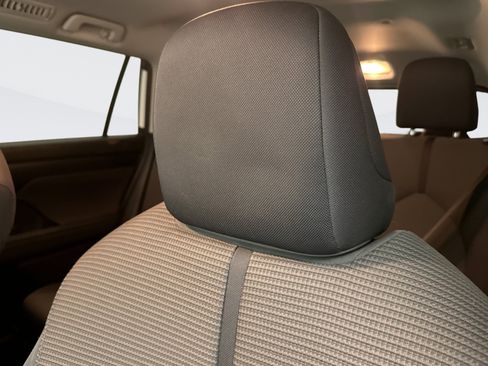 Used 2024 Toyota Highlander LE FWD image 8