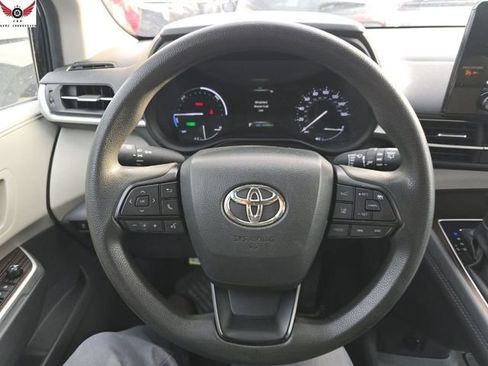 Used 2024 Toyota Sienna LE image 7