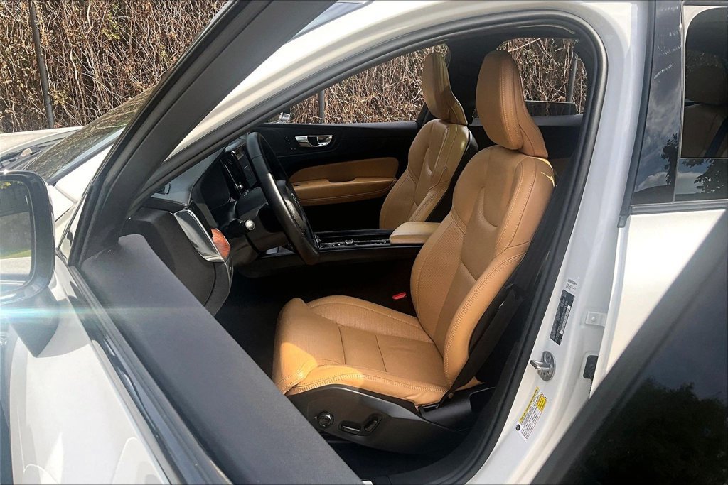 Certified 2024 Volvo XC60 B5 Ultimate w/ Protection Package Premier AWD/4WD image 33