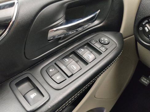 Used 2019 Dodge Grand Caravan SXT FWD image 27