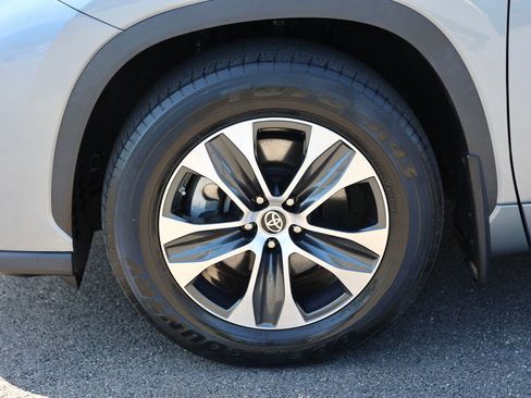 Used 2020 Toyota Highlander XLE AWD/4WD image 14