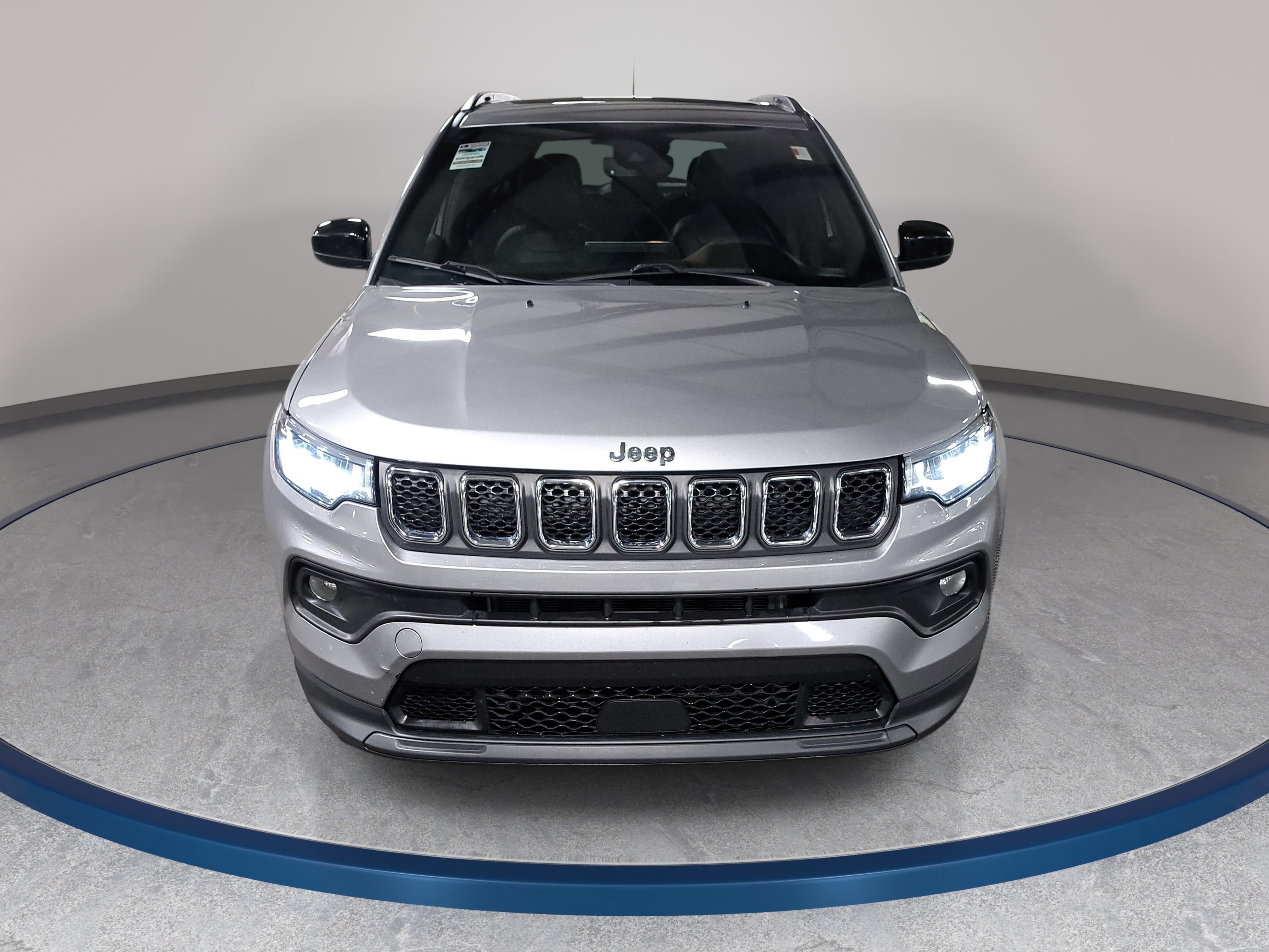 Used 2023 Jeep Compass Latitude w/ Sun and Sound Group AWD/4WD image 2