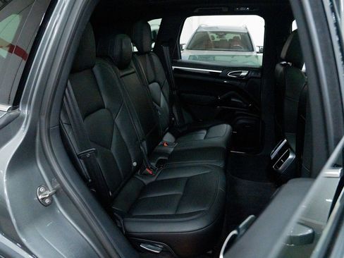 Used 2016 Porsche Cayenne image 32