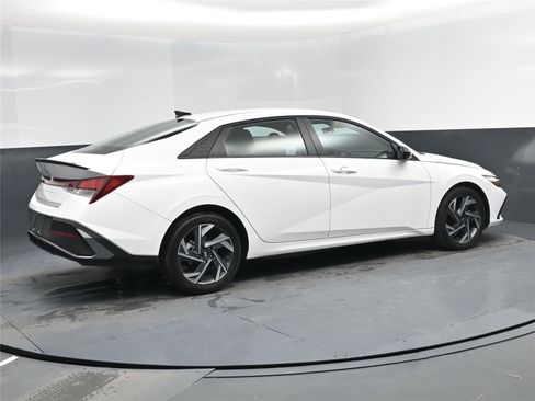 Certified 2025 Hyundai Elantra Sport image 4