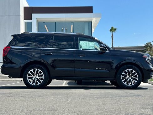 Certified 2025 Ford Expedition Platinum AWD/4WD image 2