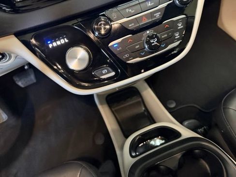 Used 2024 Chrysler Pacifica Touring-L FWD image 30