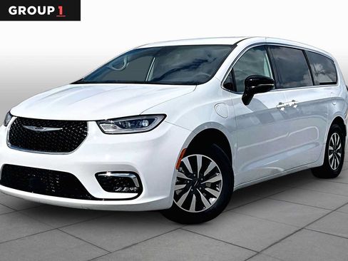 Used 2024 Chrysler Pacifica Limited FWD image 1