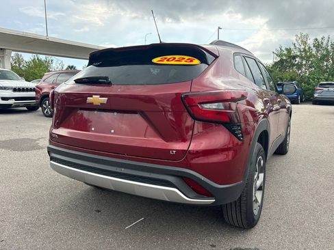 Used 2025 Chevrolet Trax LT FWD image 3