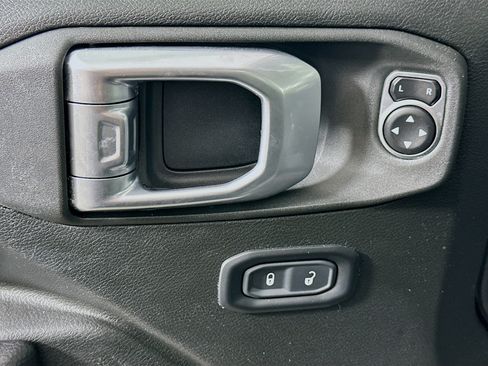 Used 2024 Jeep Wrangler Unlimited w/ Convenience Group AWD/4WD image 15
