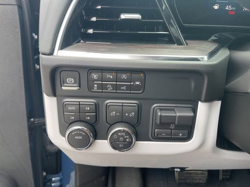 New 2025 Chevrolet Suburban Premier image 25