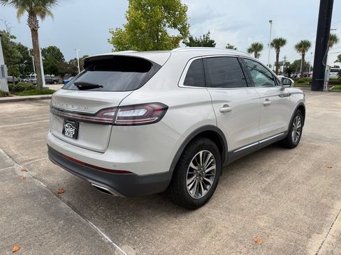 Used 2022 Lincoln Nautilus FWD w/ Premium Package image 5