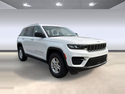 Used 2023 Jeep Grand Cherokee Laredo w/ Luxury Tech Group I AWD/4WD image 6
