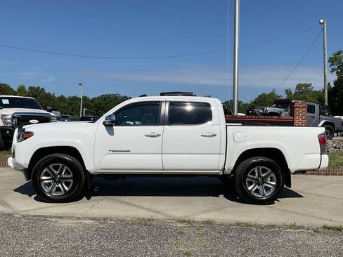 Used 2017 Toyota Tacoma Limited AWD/4WD image 4