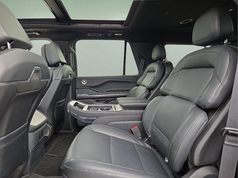 New 2025 Lincoln Navigator Reserve w/ Jet Appearance Package AWD/4WD image 10
