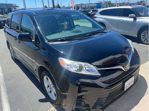 Certified 2018 Toyota Sienna LE FWD image 3