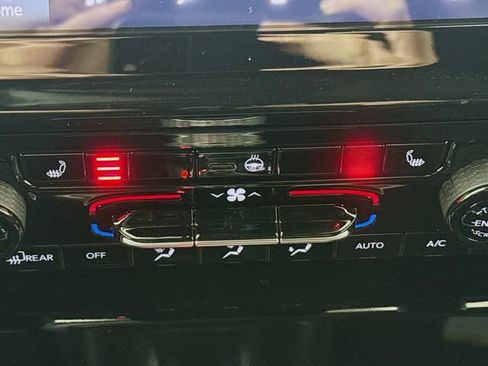 New 2025 Jeep Grand Cherokee Altitude image 19