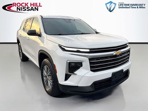 Used 2025 Chevrolet Traverse LT image 1