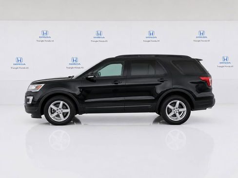 Used 2019 Ford Explorer XLT FWD image 3