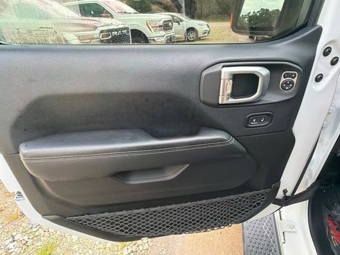 Used 2018 Jeep Wrangler Unlimited Sahara w/ Dual Top Group AWD/4WD image 18