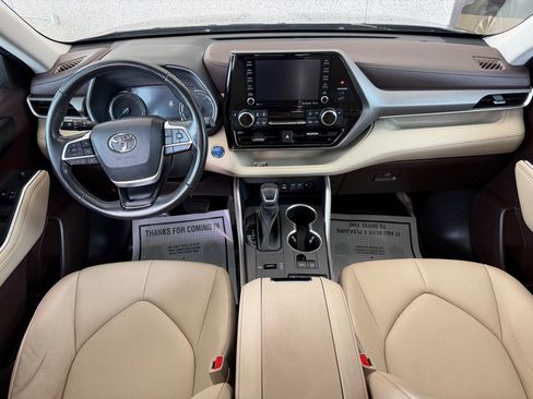 Used 2022 Toyota Highlander XLE FWD image 25