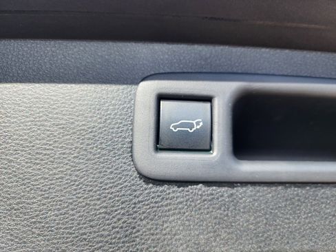 Used 2020 Toyota Highlander XLE image 11