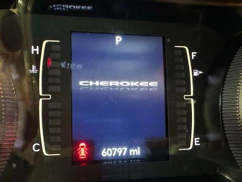 Used 2019 Jeep Cherokee Latitude w/ Cold Weather Group AWD/4WD image 4