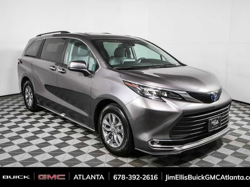 Used 2024 Toyota Sienna XLE FWD image 1