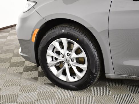 Used 2025 Chrysler Pacifica Select AWD/4WD image 52